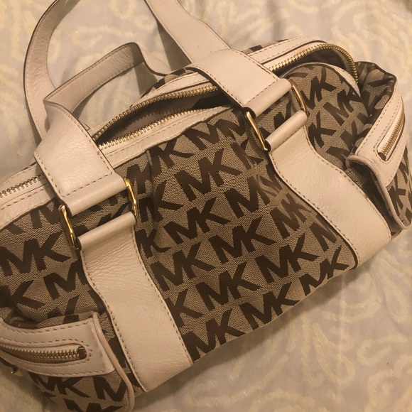 Michael Kors Handbags - ❗️PRICE DROP💵 Michael Kors Duffle Handbag